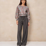 Model in bomberjack Lofty Manner Jules met wijde pantalon, voorkant | Jo&Co Club