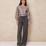 Model in bomberjack Lofty Manner Jules met wijde pantalon, voorkant | Jo&Co Club