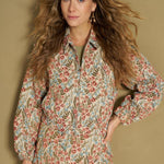 Model in bloemenjacquard jas met kraag en knoopsluiting