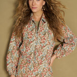 Model in bloemenjacquard jas met kraag en knoopsluiting