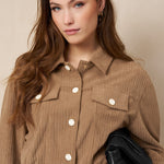 Taupe ribcord jasje Lofty Manner Jaxy – model met crème knopen en zwarte tas | Jo&Co Club