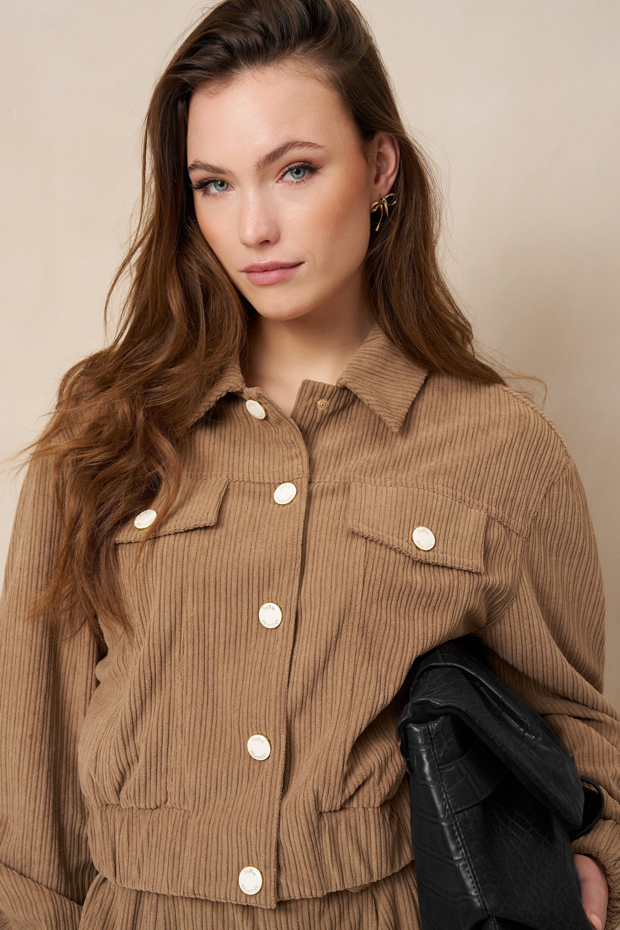 Taupe ribcord jasje Lofty Manner Jaxy – model met crème knopen en zwarte tas | Jo&Co Club