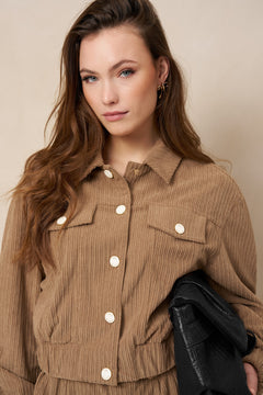 Taupe ribcord jasje Lofty Manner Jaxy – model met crème knopen en zwarte tas | Jo&Co Club