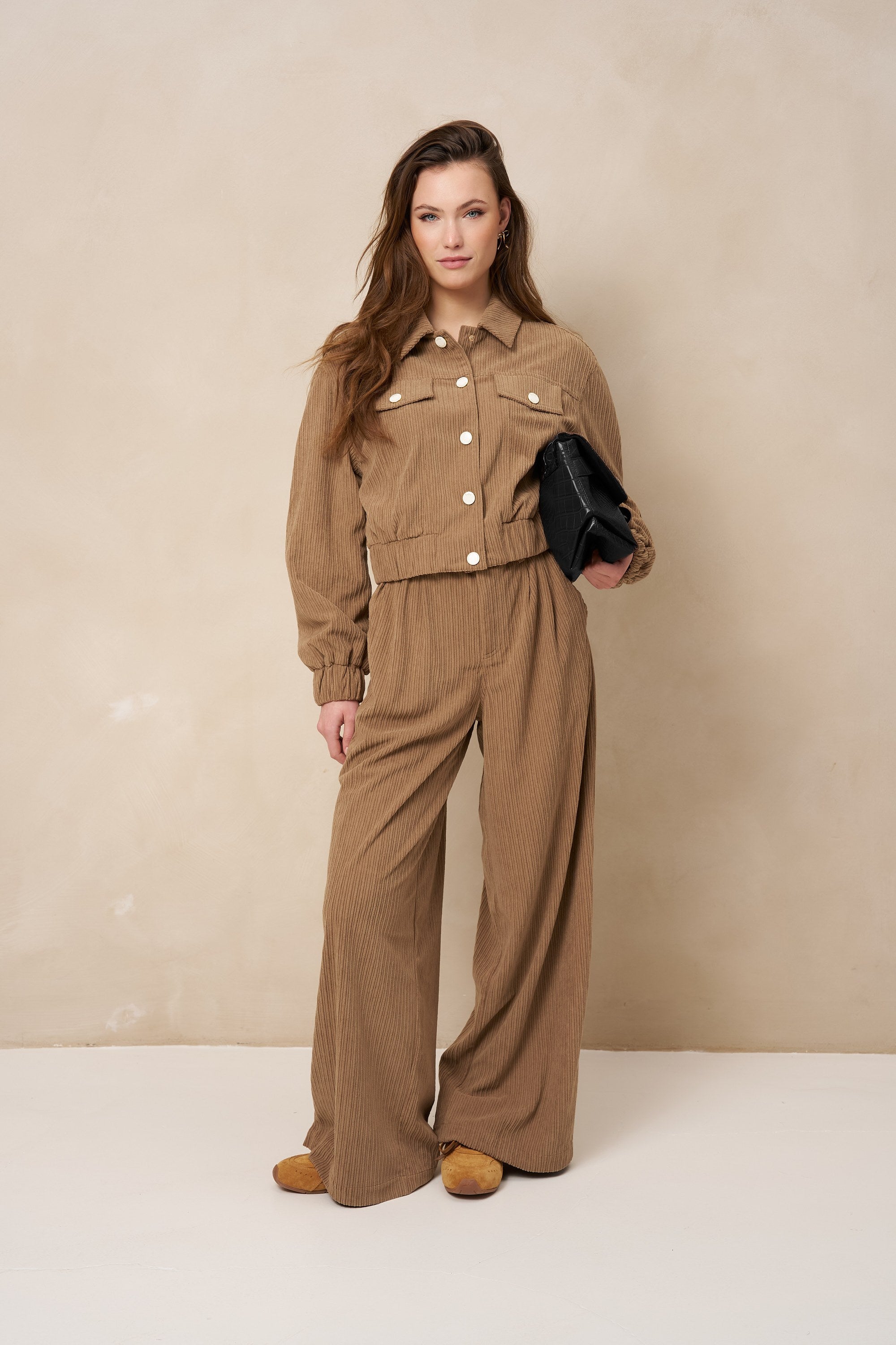 Model in taupe ribcord set: jasje Jaxy en broek Josy met wijde pijpen | Jo&Co Club