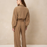Model van achteren in taupe ribcord jasje Jaxy en broek Josy | Jo&Co Club