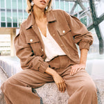 Campagnefoto: model in taupe ribcord jasje Jaxy met crème top en broek Josy | Jo&Co Club