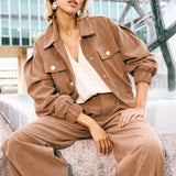 Campagnefoto: model in taupe ribcord jasje Jaxy met crème top en broek Josy | Jo&Co Club