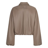 Achterkant taupe kunstleren jack Jillie – ruime rug en elastische zoom | Jo&Co Club