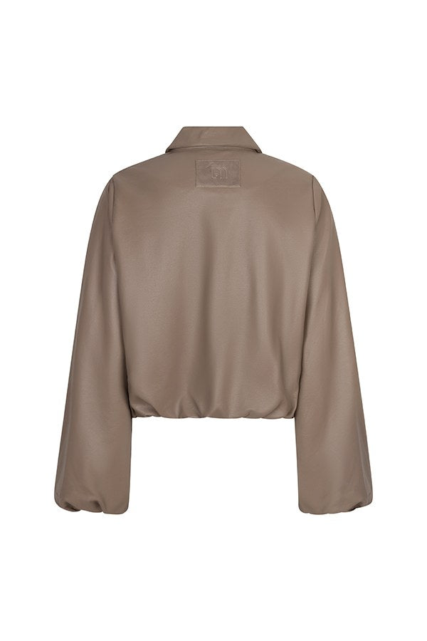 Achterkant taupe kunstleren jack Jillie – ruime rug en elastische zoom | Jo&Co Club