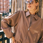 Campagnefoto: model in taupe kunstleren jack Jillie met rits en puntkraag | Jo&Co Club