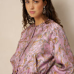 Roze jacquard bomberjack Lofty Manner Jules – model met ronde hals zonder kraag | Jo&Co Club