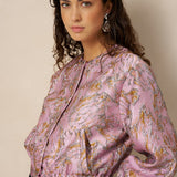 Roze jacquard bomberjack Lofty Manner Jules – model met ronde hals zonder kraag | Jo&Co Club