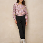Model in roze bomberjack Jules met zwarte pantalon en zilveren laarzen | Jo&Co Club