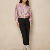 Model in roze bomberjack Jules met zwarte pantalon en zilveren laarzen | Jo&Co Club