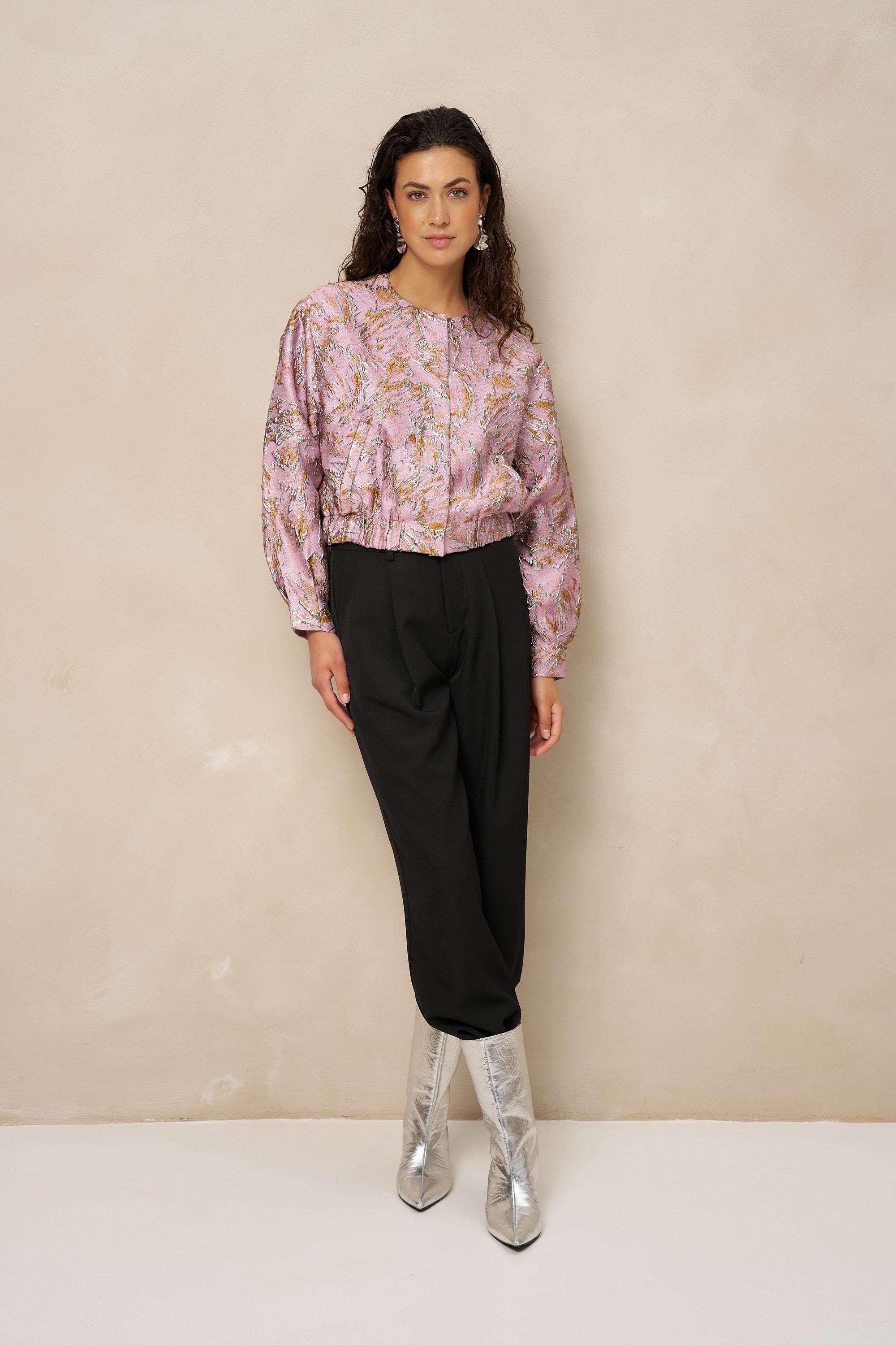 Model in roze bomberjack Jules met zwarte pantalon en zilveren laarzen | Jo&Co Club