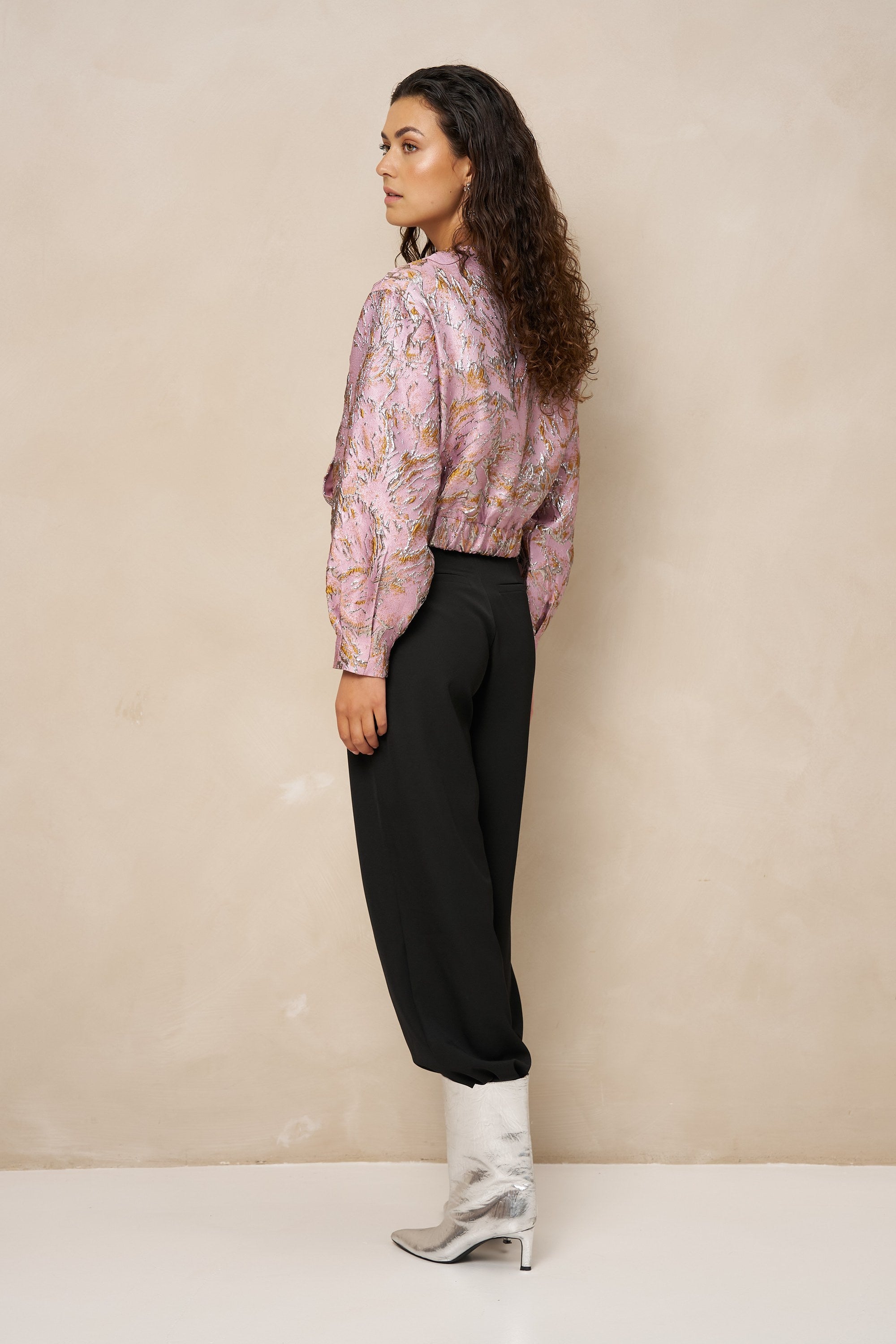 Model van opzij in roze bomberjack Jules en zwarte broek | Jo&Co Club