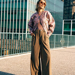Campagnefoto: model in roze jacquard bomberjack Jules met bruine wijde pantalon in de stad | Jo&Co Club