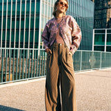Campagnefoto: model in roze jacquard bomberjack Jules met bruine wijde pantalon in de stad | Jo&Co Club
