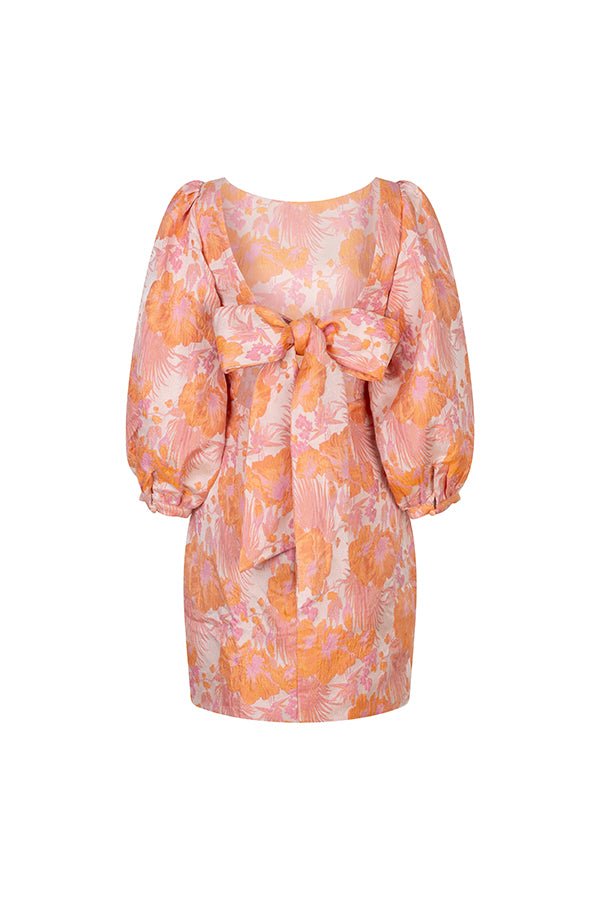 Een vrijstaande productfoto van een korte jurk op een onzichtbare mannequin, tegen een | Lofty Manner Elyf | Jo&Co Club