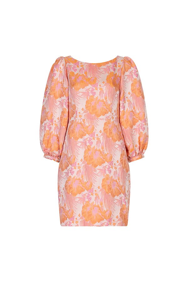 Een vrijstaande productfoto van een korte jurk op een onzichtbare mannequin, tegen een | Lofty Manner Elyf | Jo&Co Club