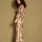 Model in bruine tie-dye maxi-jurk, zijaanzicht