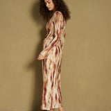 Model in bruine tie-dye maxi-jurk, zijaanzicht