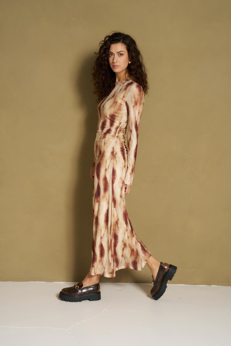 Bruine tie-dye maxi-jurk met lange mouwen en V-hals