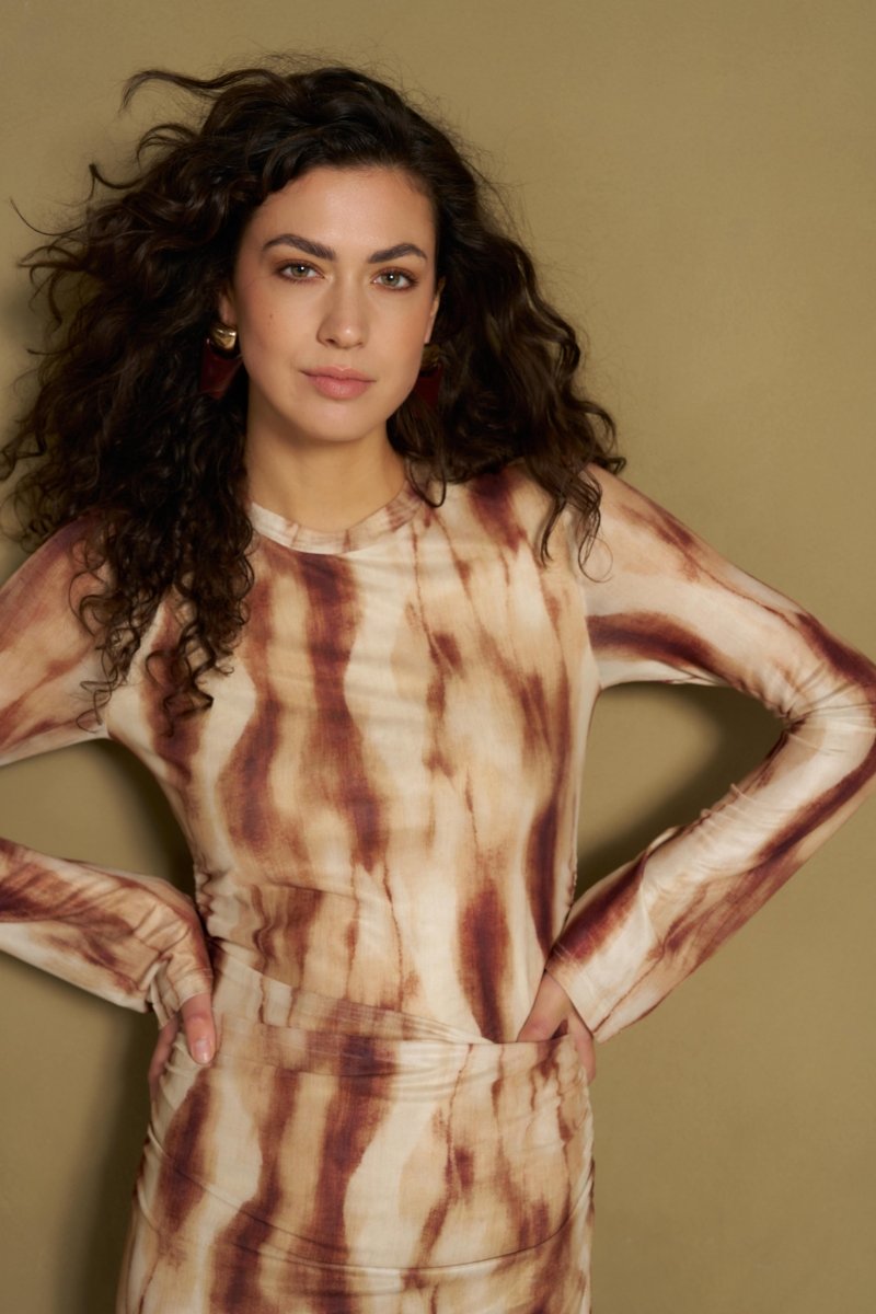 Bruine tie-dye maxi-jurk met taillenaad, detailweergave