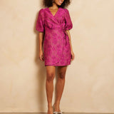 Korte, fuchsia paarse wikkeljurk met een V-hals en pofmouwen | Lofty Manner Maureen | Jo&Co Club