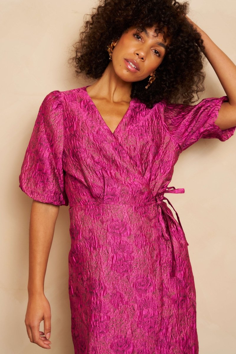 Fuchsia roze wikkeljurk met een V-hals en korte pofmouwen | Lofty Manner Maureen | Jo&Co Club