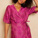 Fuchsia roze wikkeljurk met een V-hals en korte pofmouwen | Lofty Manner Maureen | Jo&Co Club