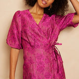 Fuchsia roze wikkeljurk met een V-hals en korte pofmouwen | Lofty Manner Maureen | Jo&Co Club