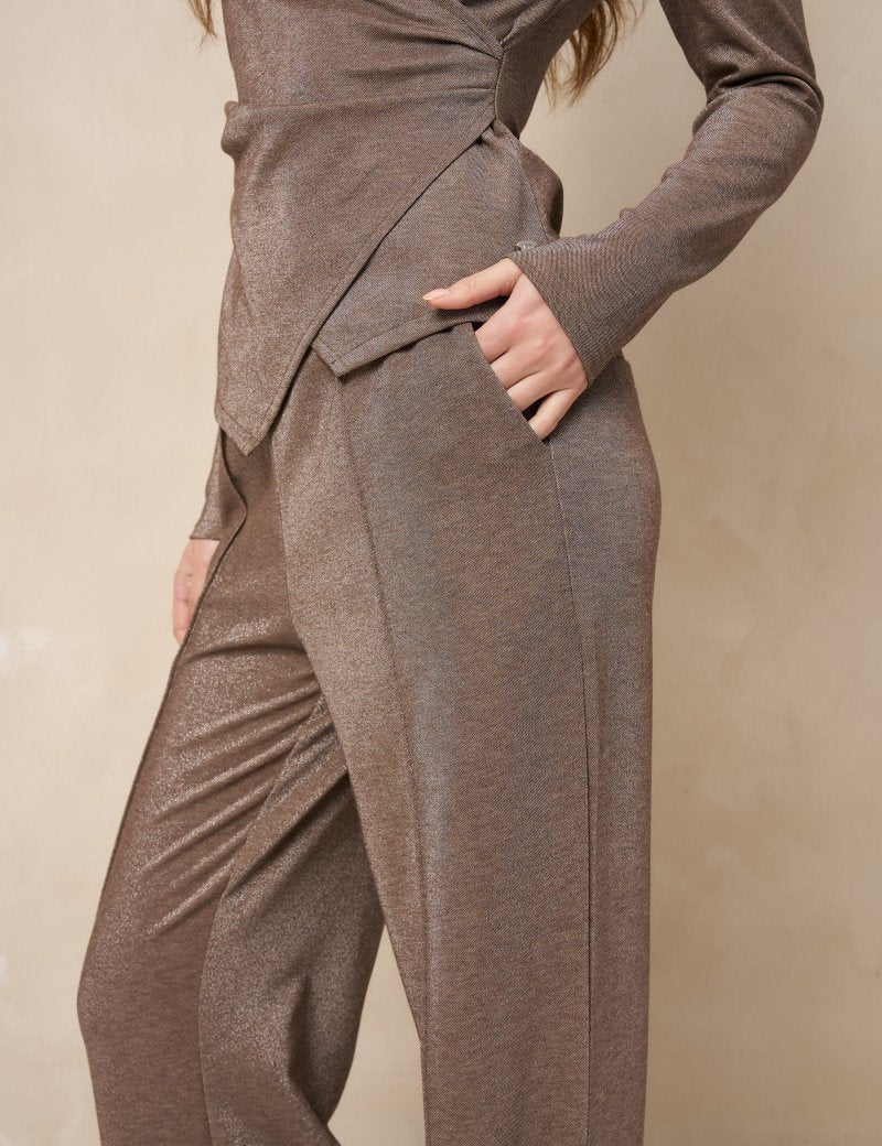 Taupe lurex broek Lofty Manner Inna – model met persplooi, gedragen met wikkeltop Jori | Jo&Co Club