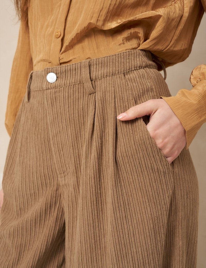 Wijde ribcord broek Lofty Manner Josy – close-up van knoopsluiting, bandplooi en steekzak | Jo&Co Club
