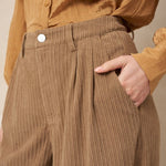 Bruine ribcord broek Lofty Manner Josy – close-up van knoopsluiting, bandplooi en steekzak | Jo&Co Club