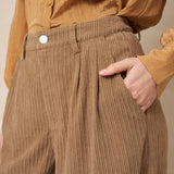 Bruine ribcord broek Lofty Manner Josy – close-up van knoopsluiting, bandplooi en steekzak | Jo&Co Club