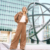 Campagnefoto: model in taupe ribcord set met wijde broek Josy en jasje Jaxy | Jo&Co Club