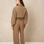 Model van achteren in taupe ribcord broek Josy en bijpassend jasje Jaxy | Jo&Co Club