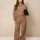 Model in taupe ribcord set: broek Josy en jasje Jaxy met zwarte tas | Jo&Co Club