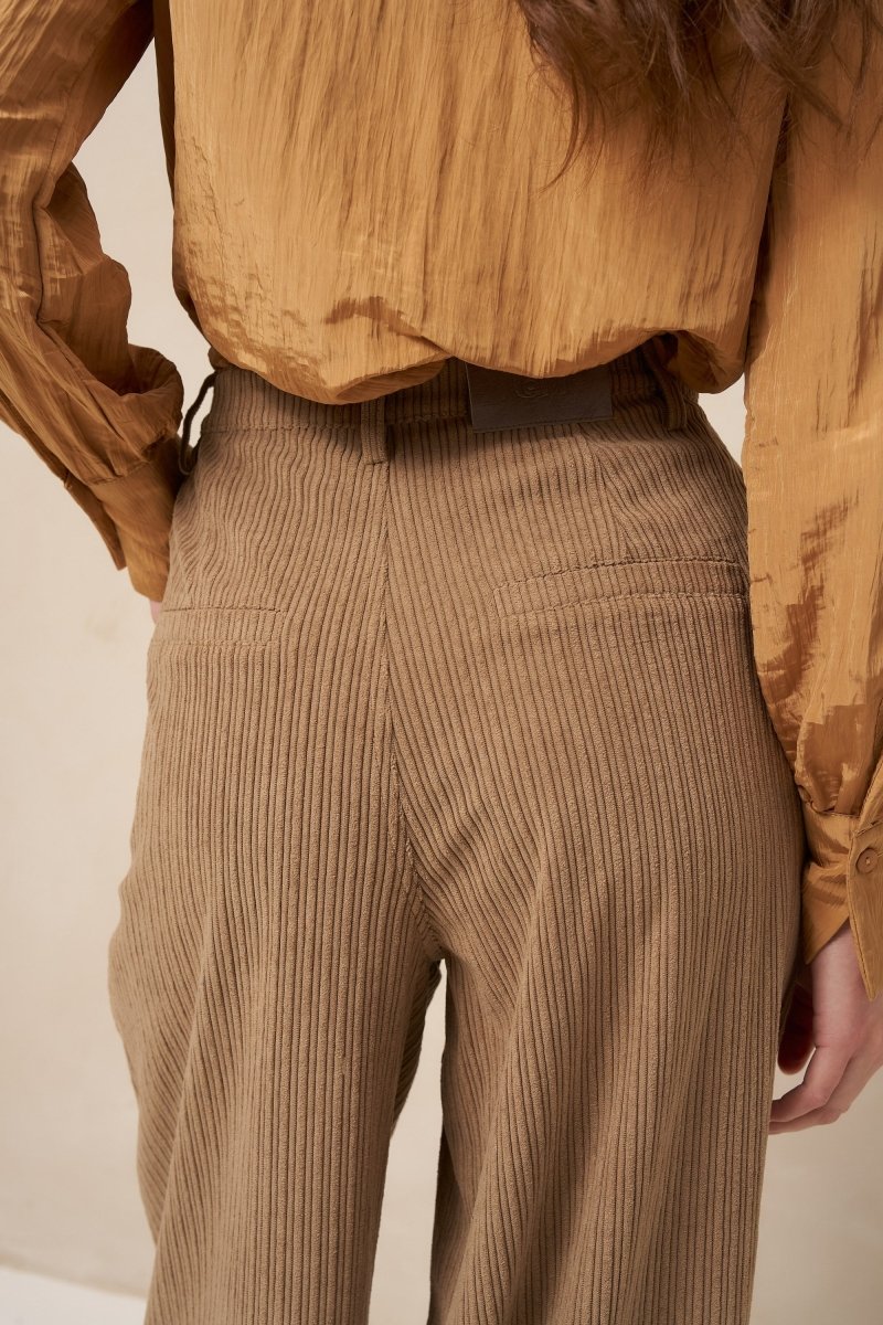 Detail achterkant ribcord broek Josy – hoge taille en brede ribbels | Jo&Co Club
