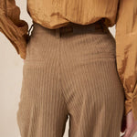 Detail achterkant ribcord broek Josy – hoge taille en brede ribbels | Jo&Co Club