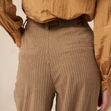 Detail achterkant ribcord broek Josy – hoge taille en brede ribbels | Jo&Co Club