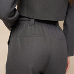 Achterkant pantalon Lofty Manner Kela met paspelzak | Jo&Co Club