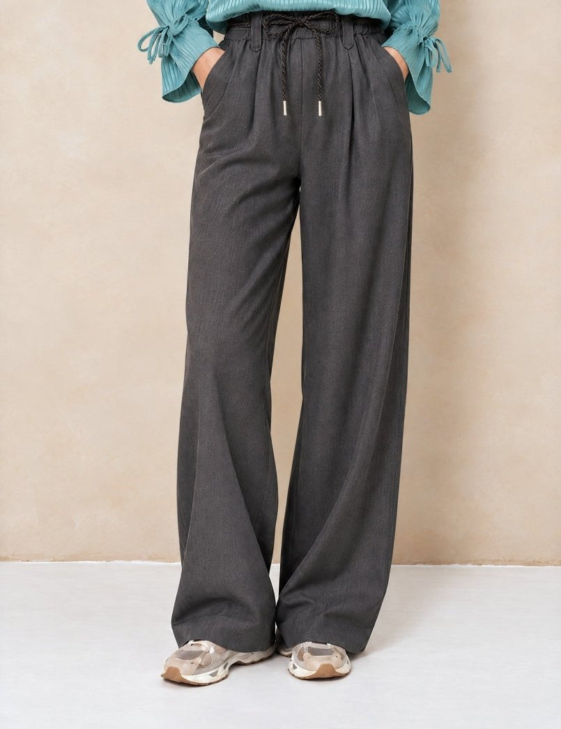 Pantalon met trekkoord Lofty Manner Kela in antraciet – wijde pijpen met bandplooien | Jo&Co Club