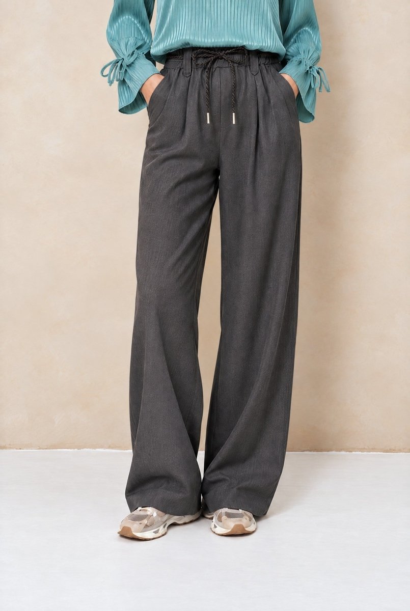 Pantalon met trekkoord Lofty Manner Kela in antraciet – wijde pijpen met bandplooien | Jo&Co Club