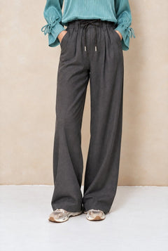 Pantalon met trekkoord Lofty Manner Kela in antraciet – wijde pijpen met bandplooien | Jo&Co Club