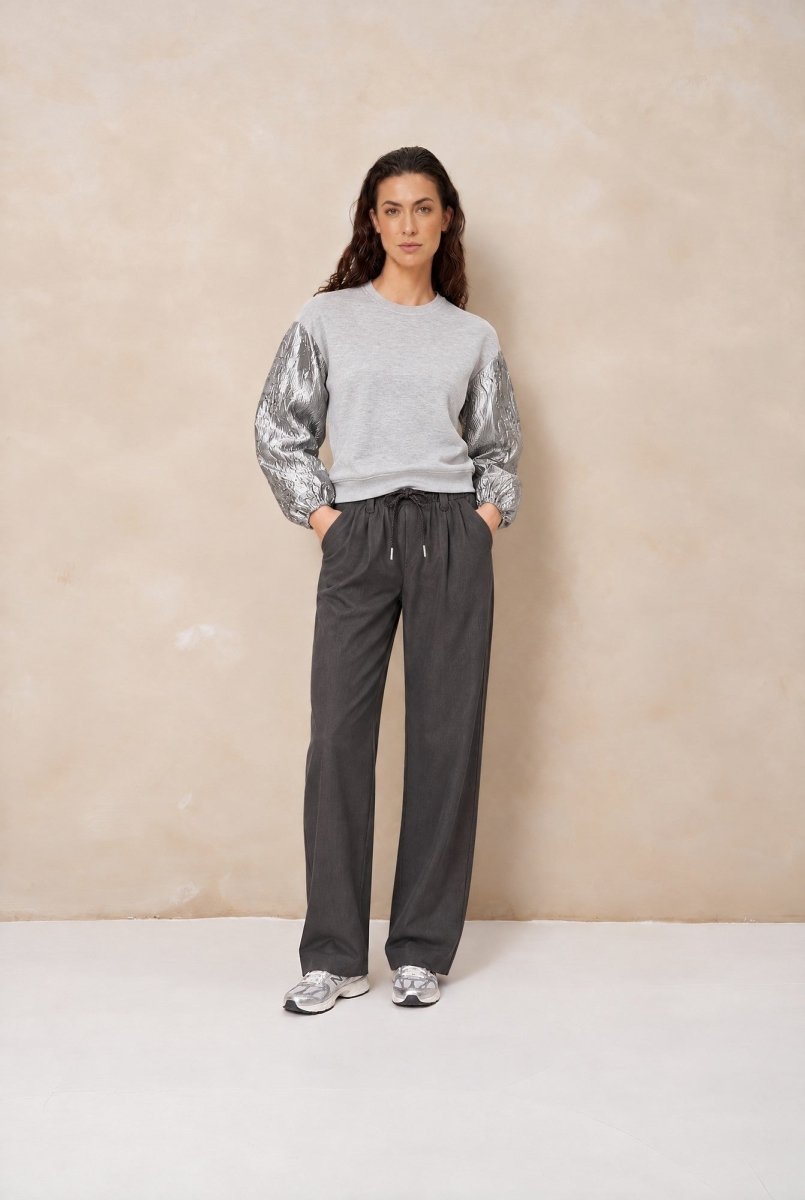 Model in pantalon Lofty Manner Kela met sweater Jara, voorkant | Jo&Co Club