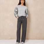 Model in pantalon Lofty Manner Kela met sweater Jara, voorkant | Jo&Co Club