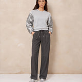 Model in pantalon Lofty Manner Kela met sweater Jara, voorkant | Jo&Co Club