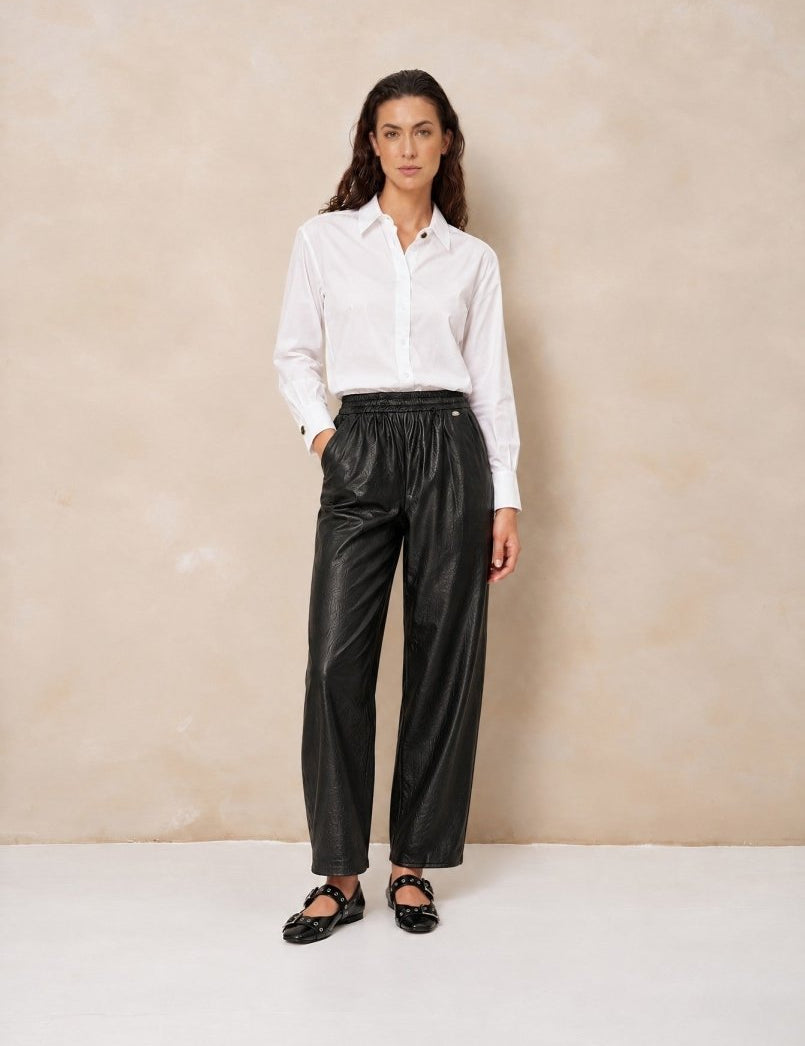 Witte poplin blouse Lofty Manner Kila op een zwarte leren broek, voorkant | Jo&Co Club